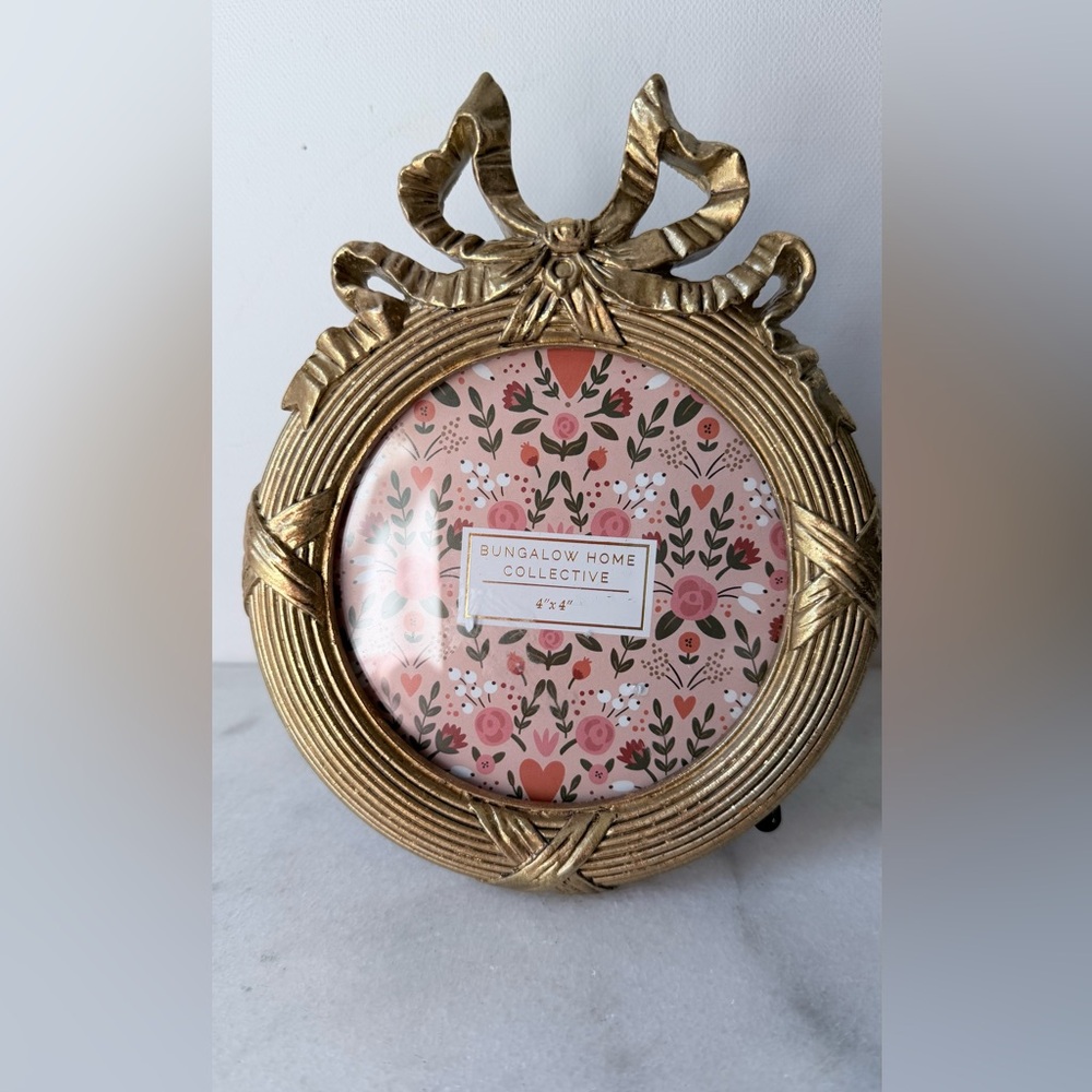 Gold Round Picture Frame ow accent - Picture 3 of 9